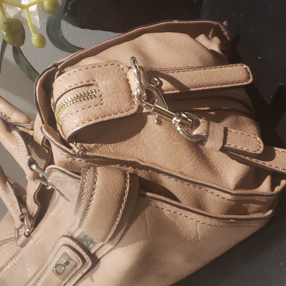 ❣️💫MARK DOWN💫❣️ Guess Tan handbag - Picture 4 of 12